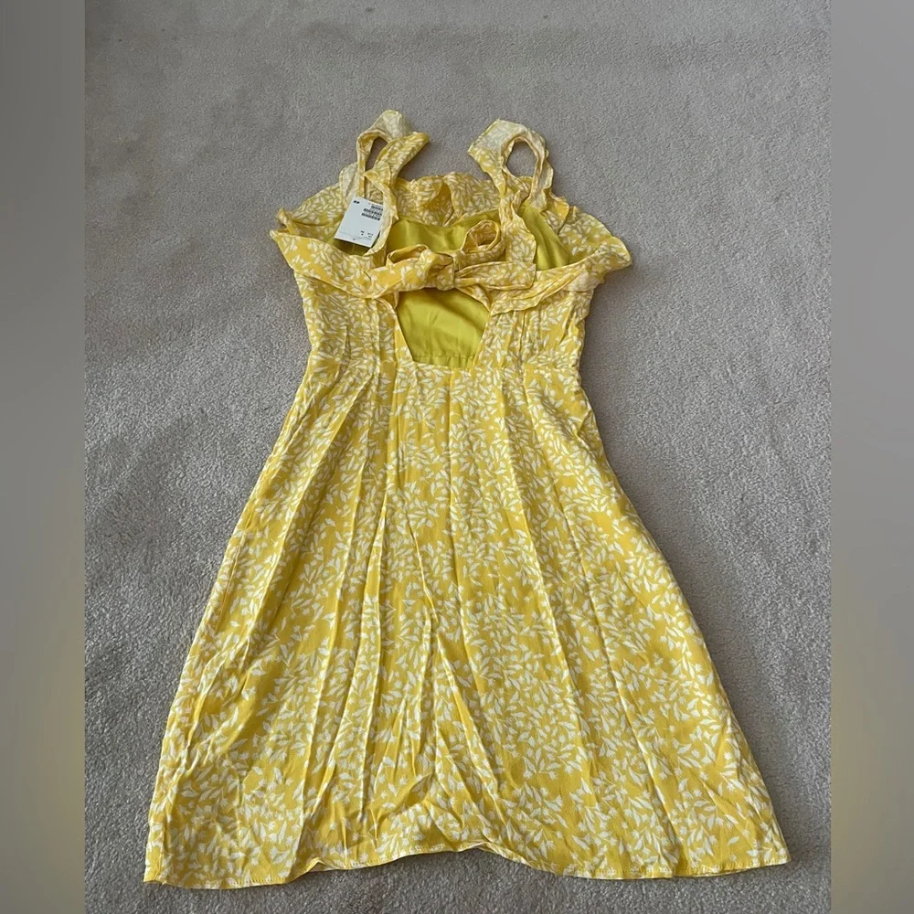 H&M ruffle dress - Picture 2 of 4